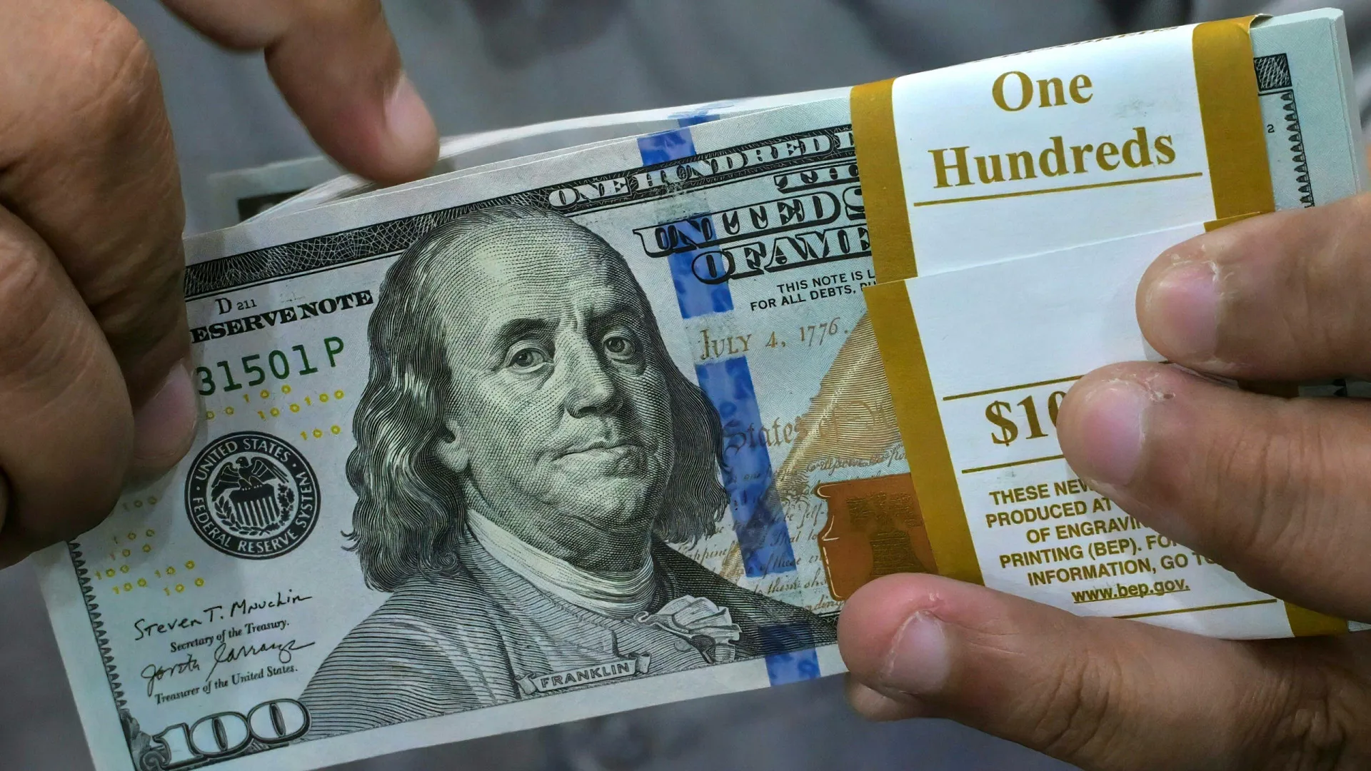 desvalorizacao-do-dolar-faz-rentabilidade-de-fundo-cambiais-cair,-saques-superam-aportes