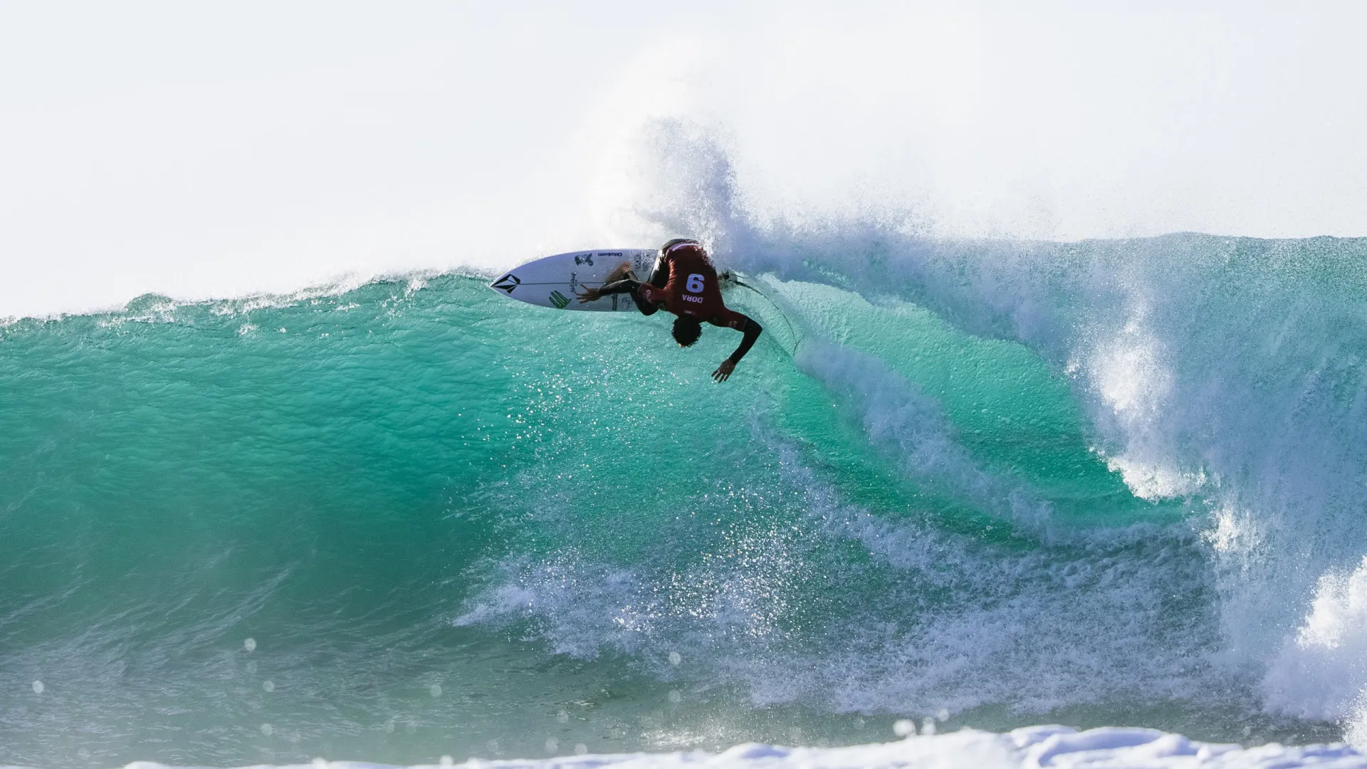 yago-dora-celebra-‘vida-adulta’-com-titulo-mundial-de-surfe-e-afago-no-pai