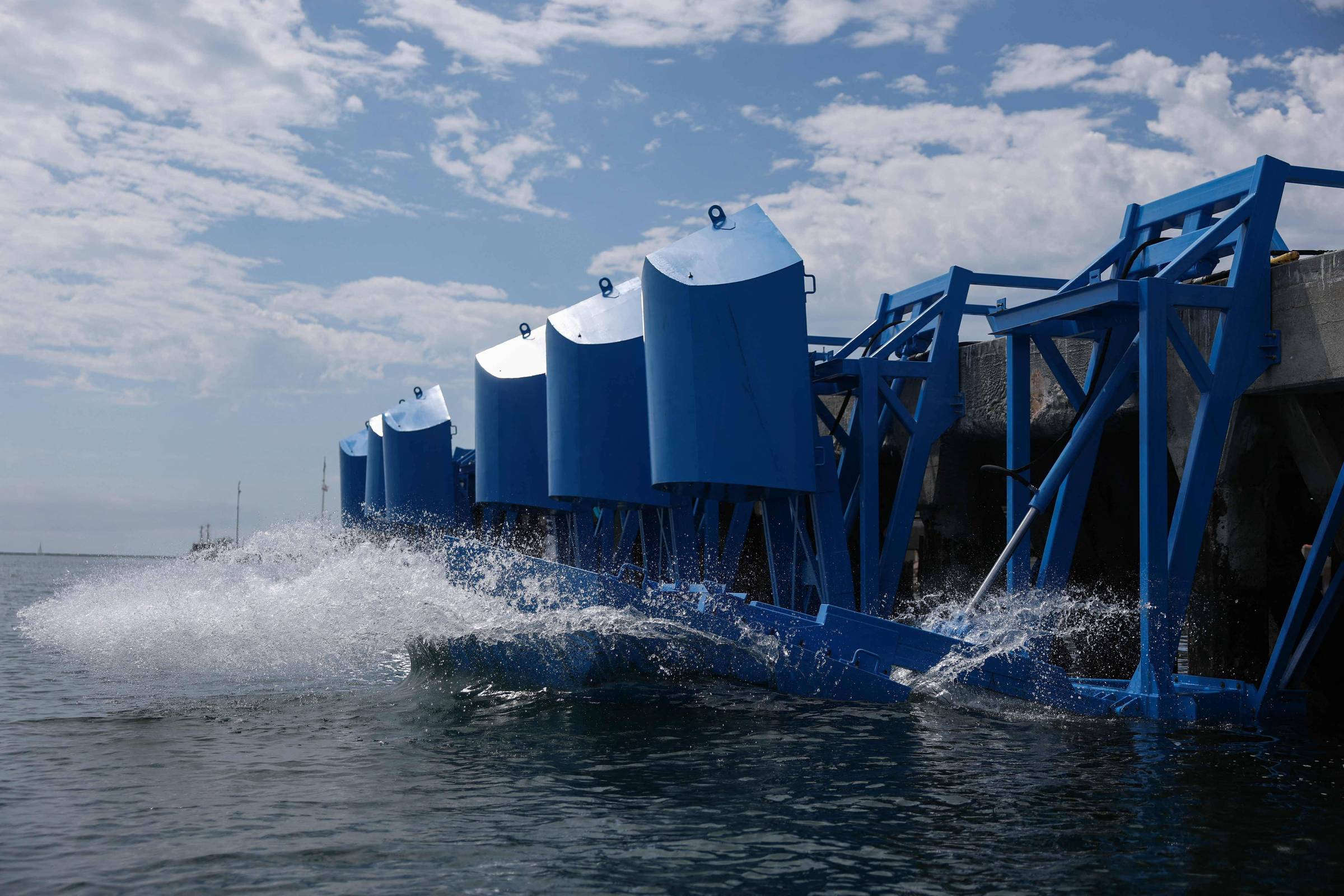 energia-das-ondas-se-transforma-em-eletricidade-no-porto-de-los-angeles