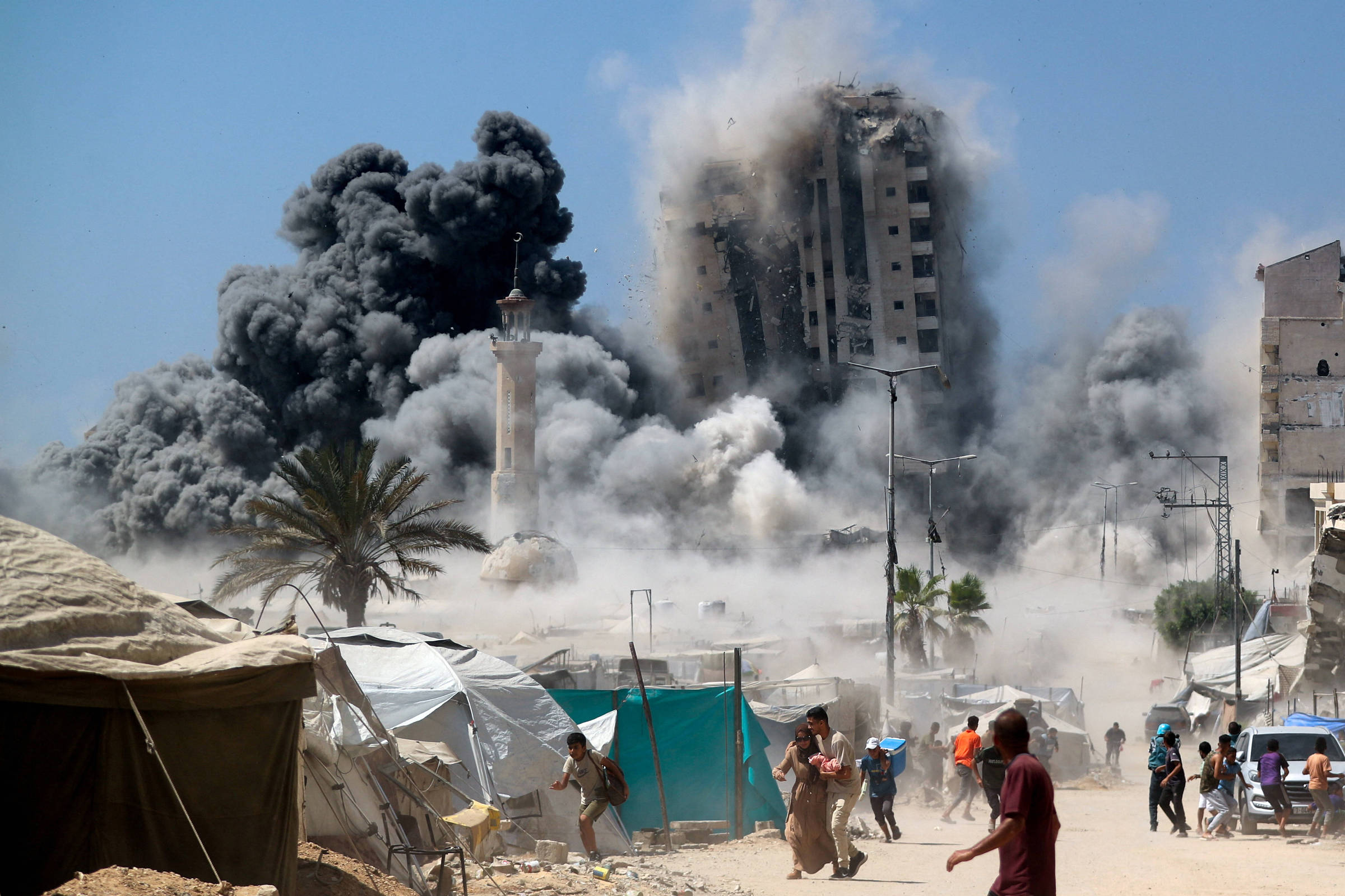 israel-aperta-cerco-e-derruba-mais-um-arranha-ceu-na-cidade-de-gaza;-veja-video