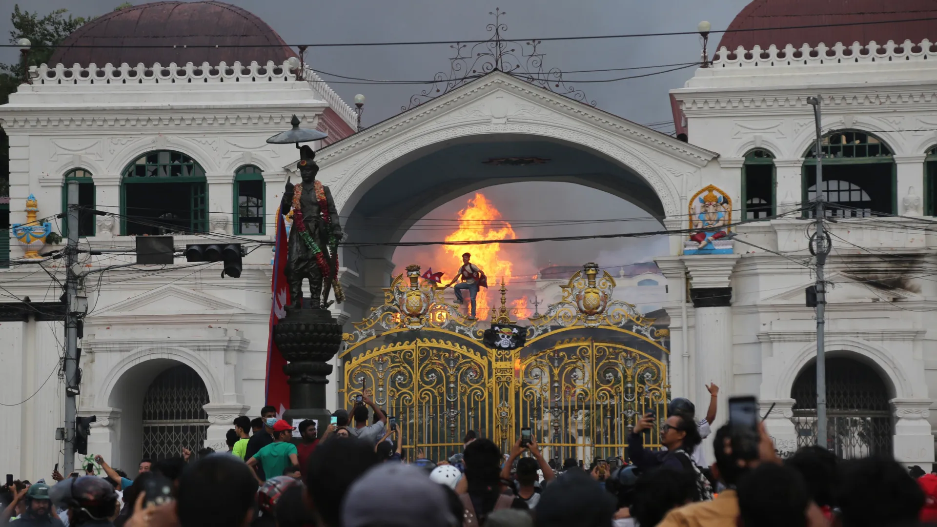 esposa-de-ex-primeiro-ministro-do-nepal-e-queimada-viva-durante-protestos