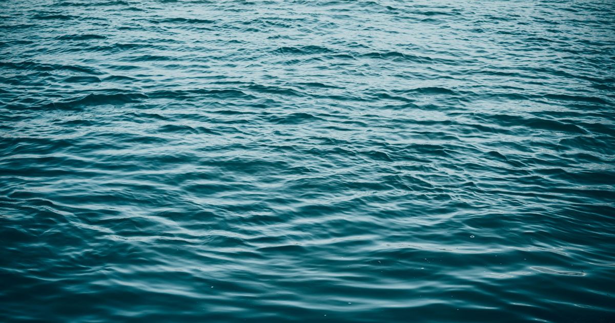 por-que-a-agua-muda-de-cor?-veja-o-que-isso-revela-sobre-o-ambiente