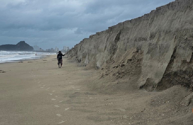 ressaca-em-praia-do-parana-cria-paredao-de-areia-com-mais-de-2-metros
