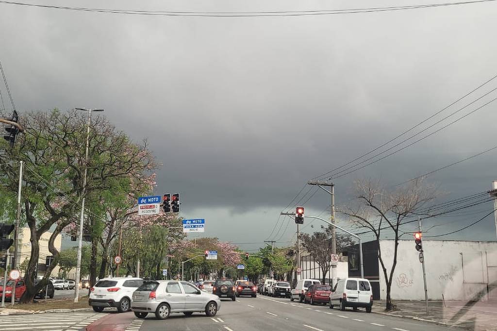 inmet-emite-alerta-laranja-para-tempestades-e-ventos-intensos-nesta-terca-(14)-em-sp