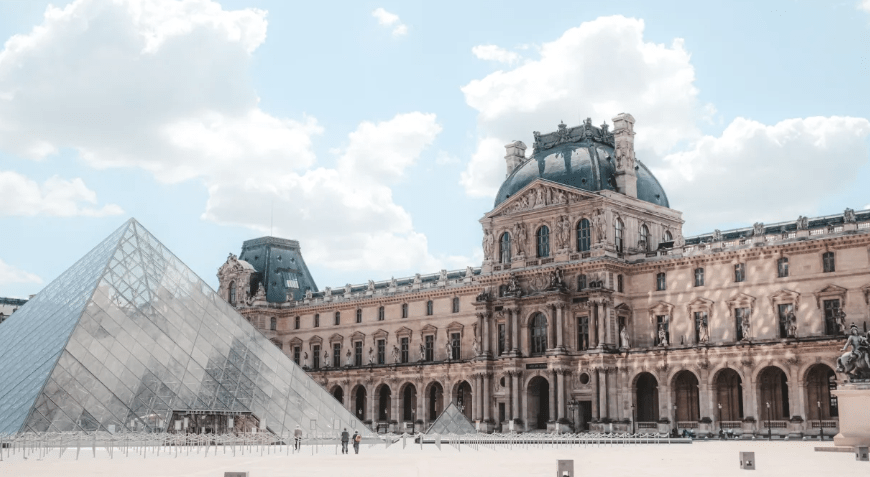 museu-do-louvre,-em-paris,-e-fechado-neste-domingo-(19)-apos-assalto