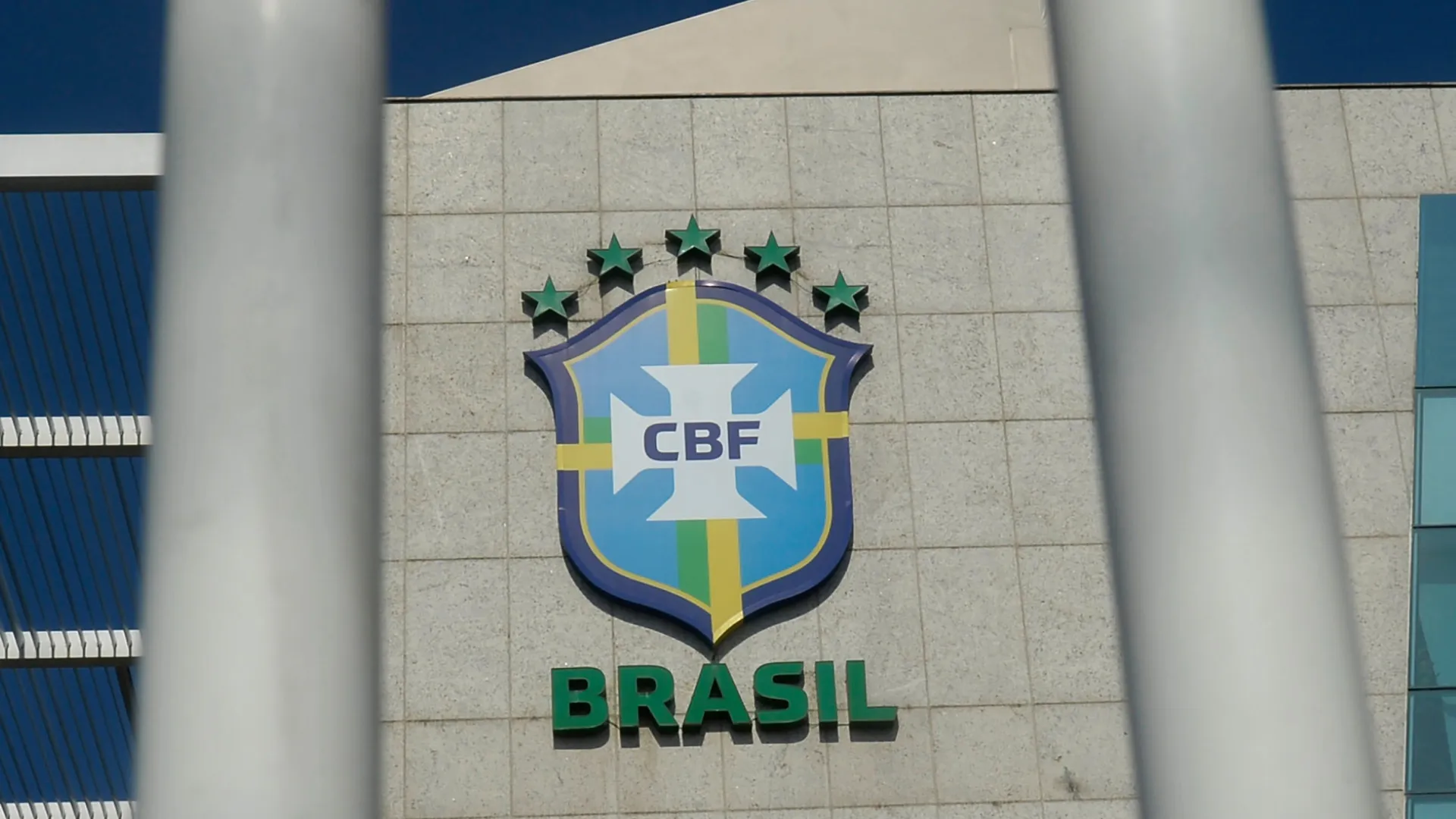 cbf-diz-que-juiz-ficou-com-radio-ligado-e-refuta-acusacao-de-gomez