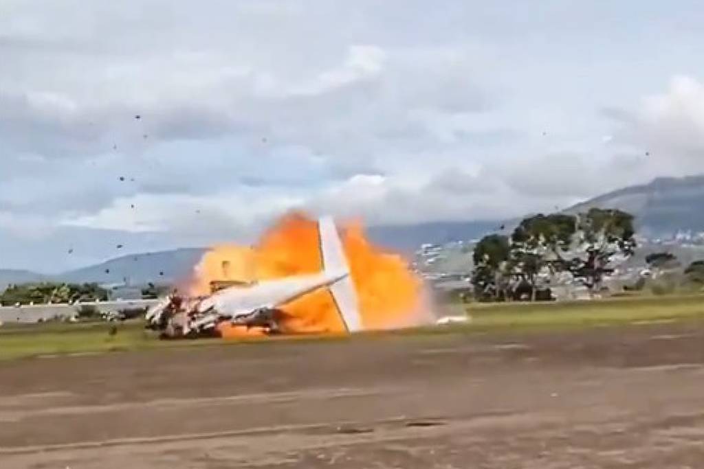 aviao-cai-durante-decolagem-na-venezuela-e-deixa-dois-mortos