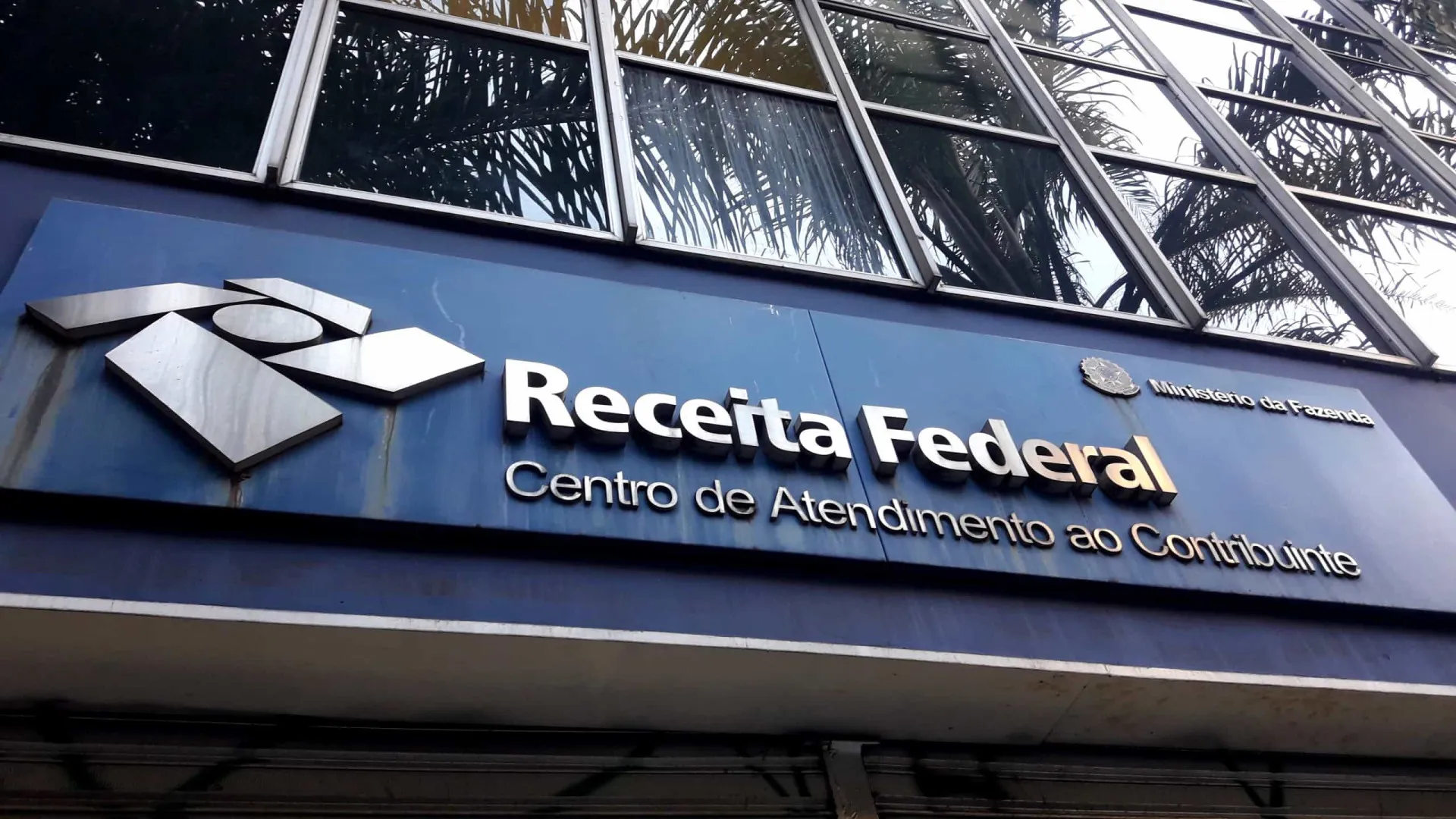 leilao-da-receita-tem-iphones-a-r$-300,-macbooks-e-carros-por-r$-2.500
