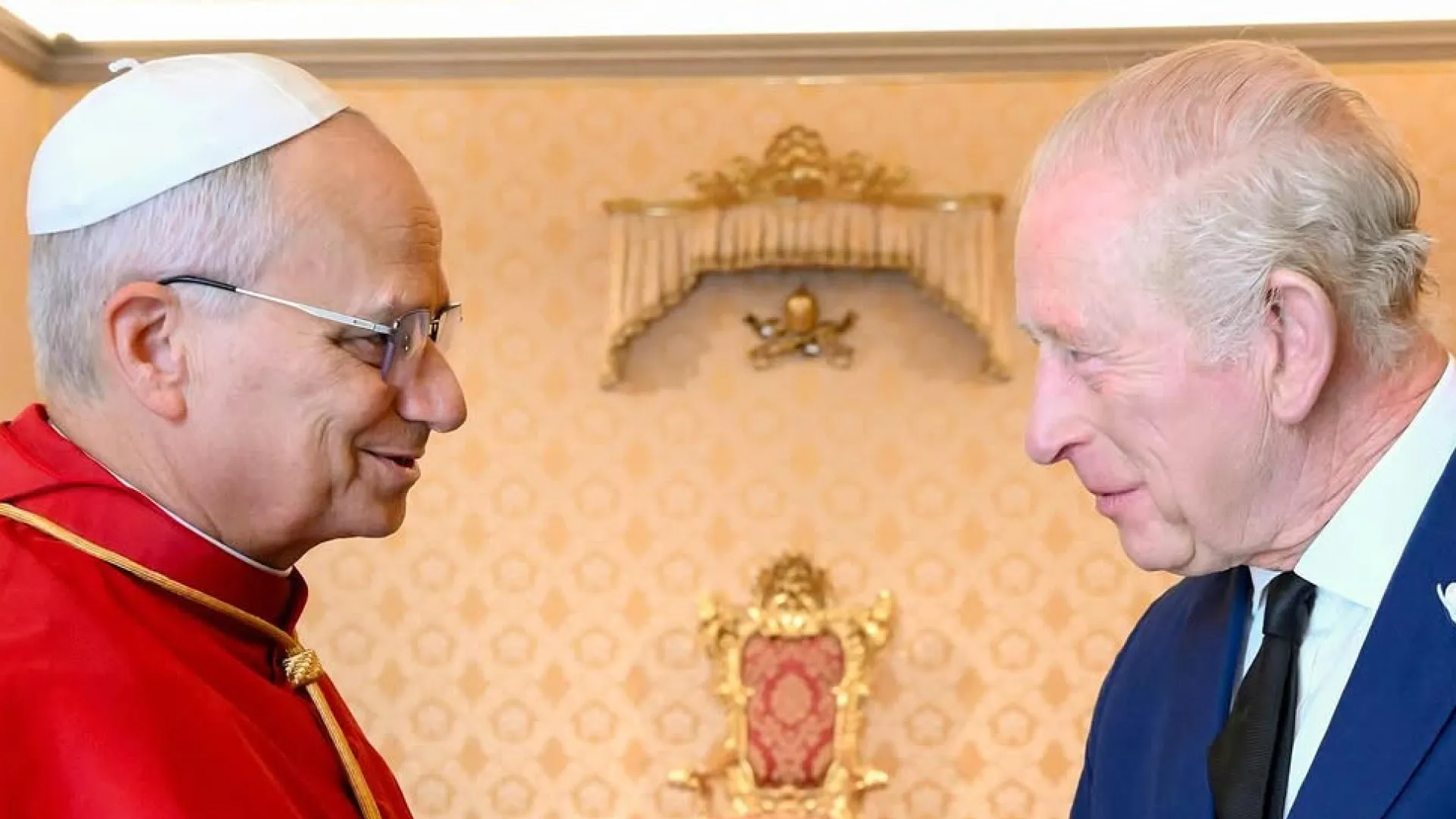 veja-as-imagens-do-encontro-do-rei-charles-iii-com-o-papa-leao-xiv