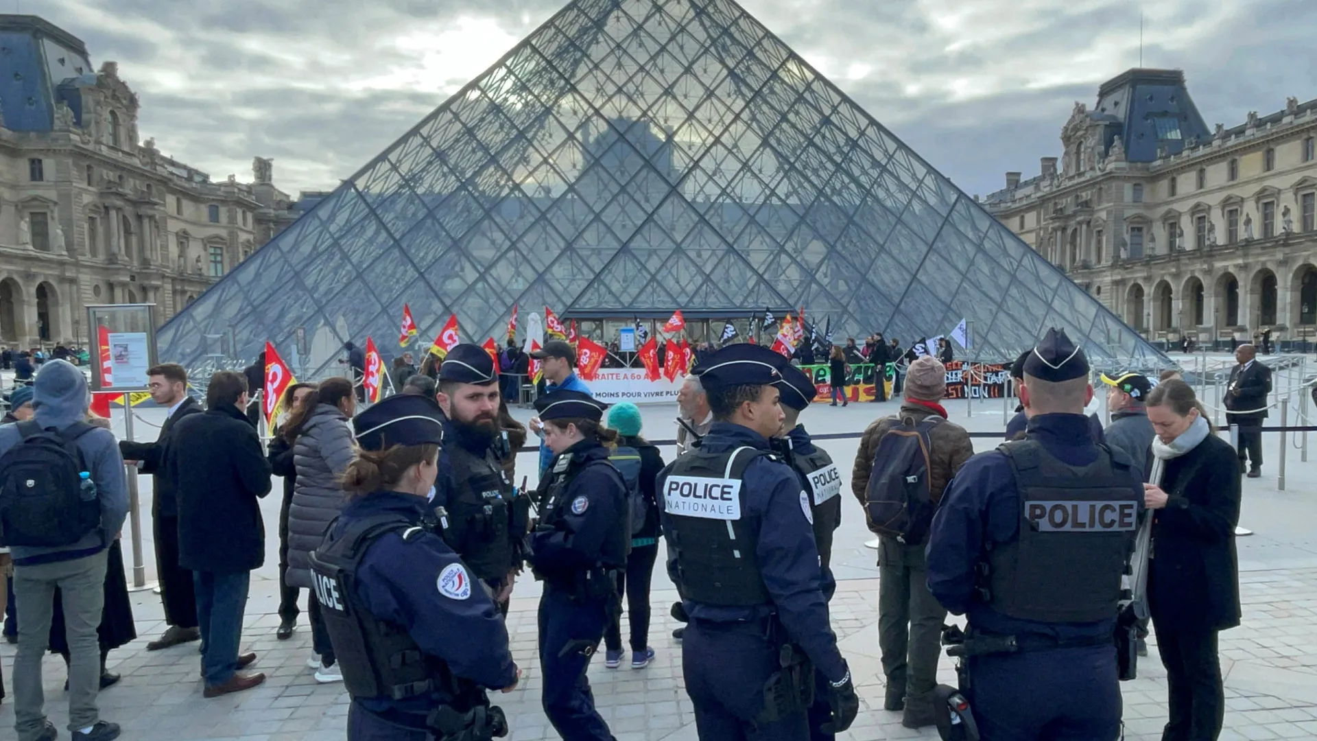 joias-do-louvre-continuam-desaparecidas-10-dias-apos-roubo,-diz-procuradora