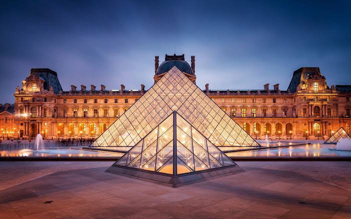 duas-pessoas-sao-indiciadas-por-roubo-no-louvre,-incluindo-uma-mulher-de-38-anos