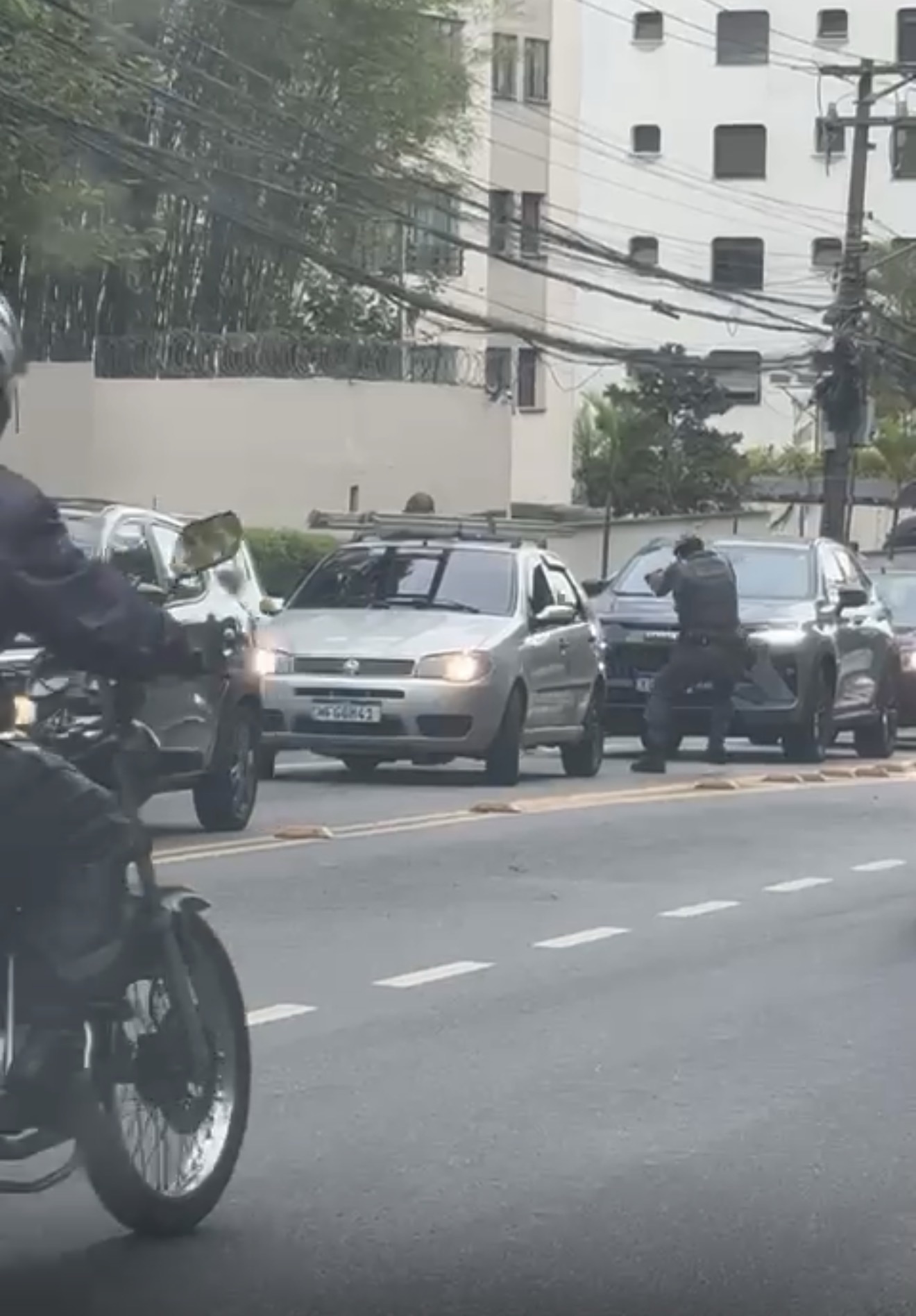 troca-de-tiros-no-morumbi-deixa-motoqueiro-ferido-e-causa-panico-na-av.-giovanni-gronchi
