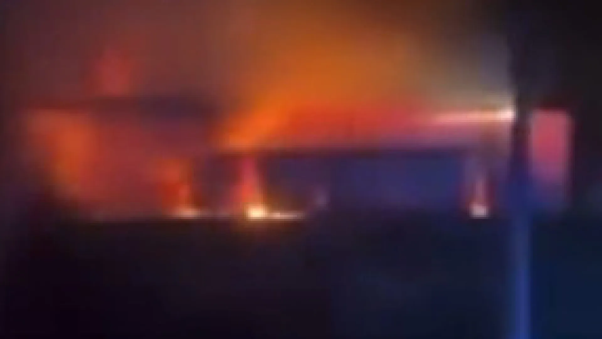 incendio-consome-parte-de-historico-estadio-ingles-durante-a-noite;-veja