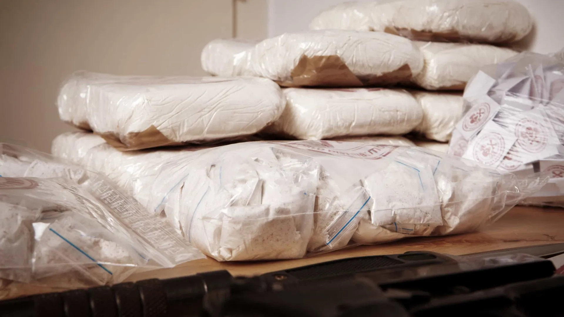 mulher-tenta-embarcar-com-3,2-kg-de-cocaina-para-a-europa-e-e-presa-no-rio