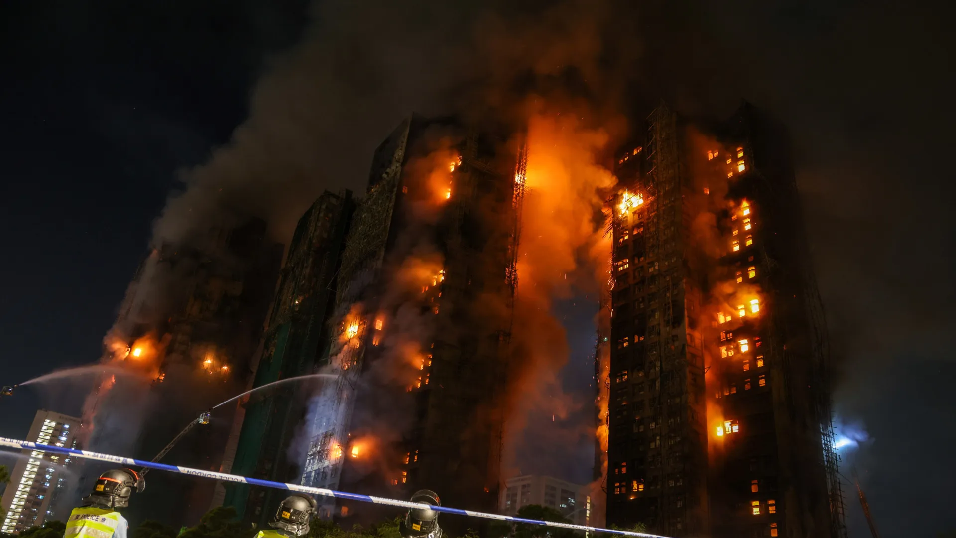 incendio-em-conjunto-residencial-de-hong-kong-mata-ao-menos-36