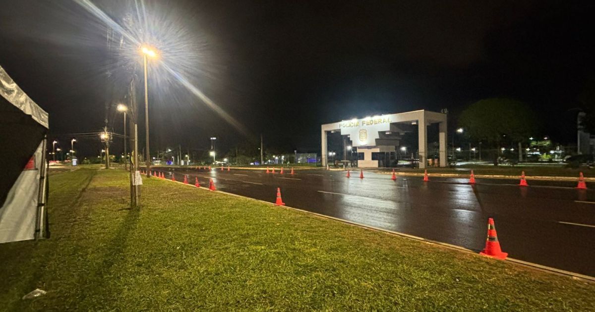 em-noite-chuvosa,-apoiadores-deixam-vigilia-por-bolsonaro-em-frente-a-pf