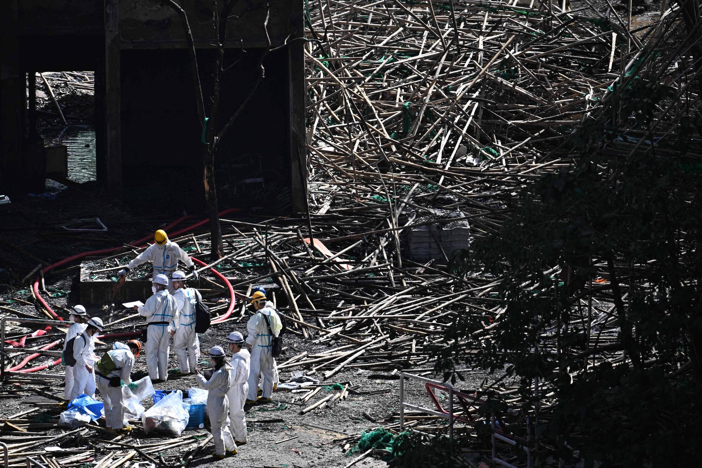 hong-kong-inicia-tres-dias-de-luto-apos-incendio-que-deixou-mais-de-120-mortos
