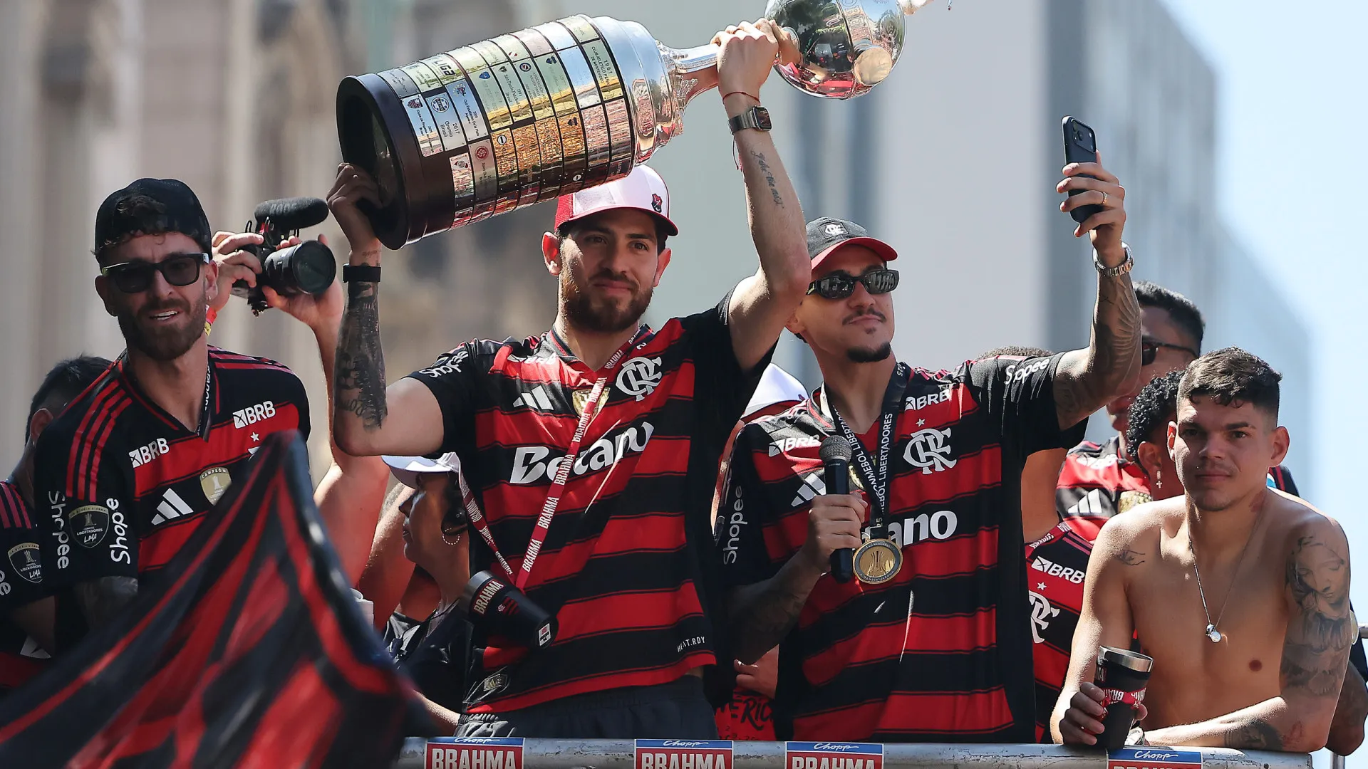 taca-do-flamengo-quebra-durante-festa-do-titulo-da-libertadores