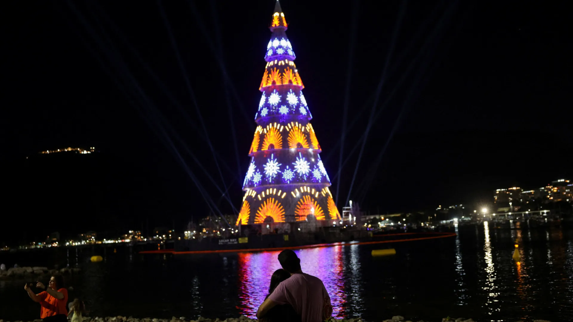 botafogo-ganha-arvore-de-natal-flutuante-com-80-metros-e-milhoes-de-luzes