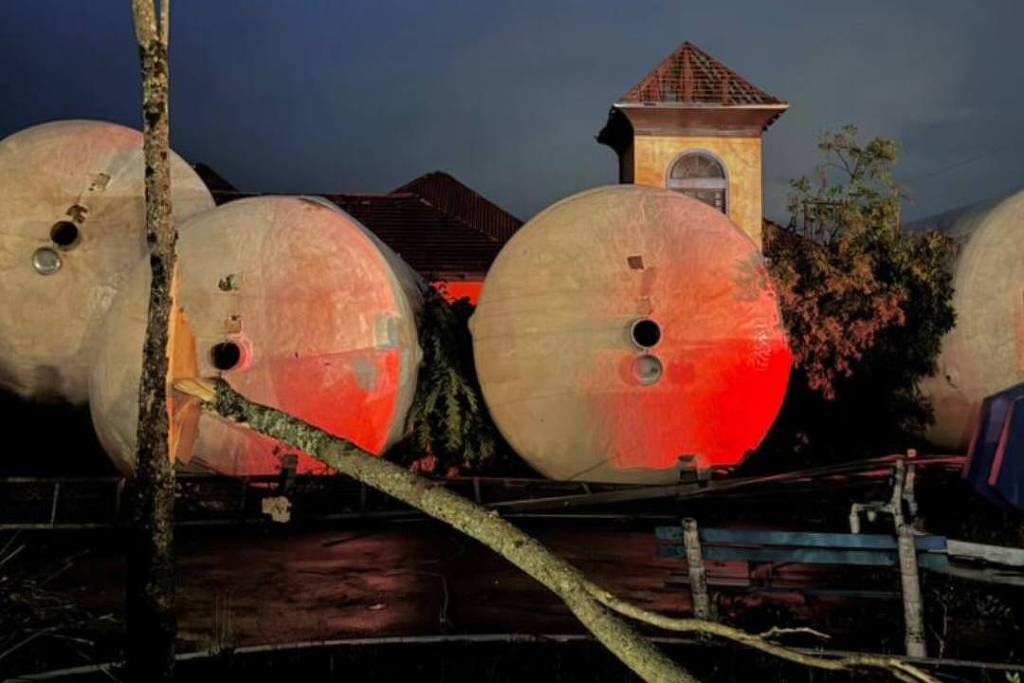 ciclone-atinge-vinicolas,-casas-e-igreja-em-flores-da-cunha,-na-serra-gaucha