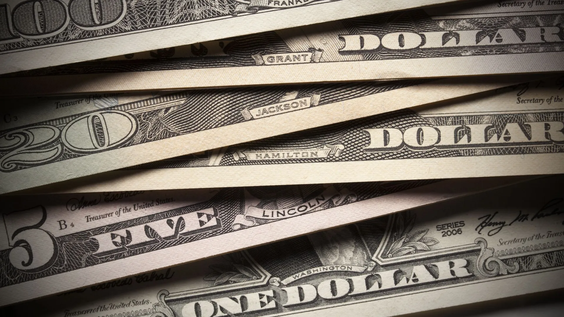 dolar-abre-estavel-nesta-quinta-feira-apos-copom-manter-selic-a-15%-e-eua-cortar-juros