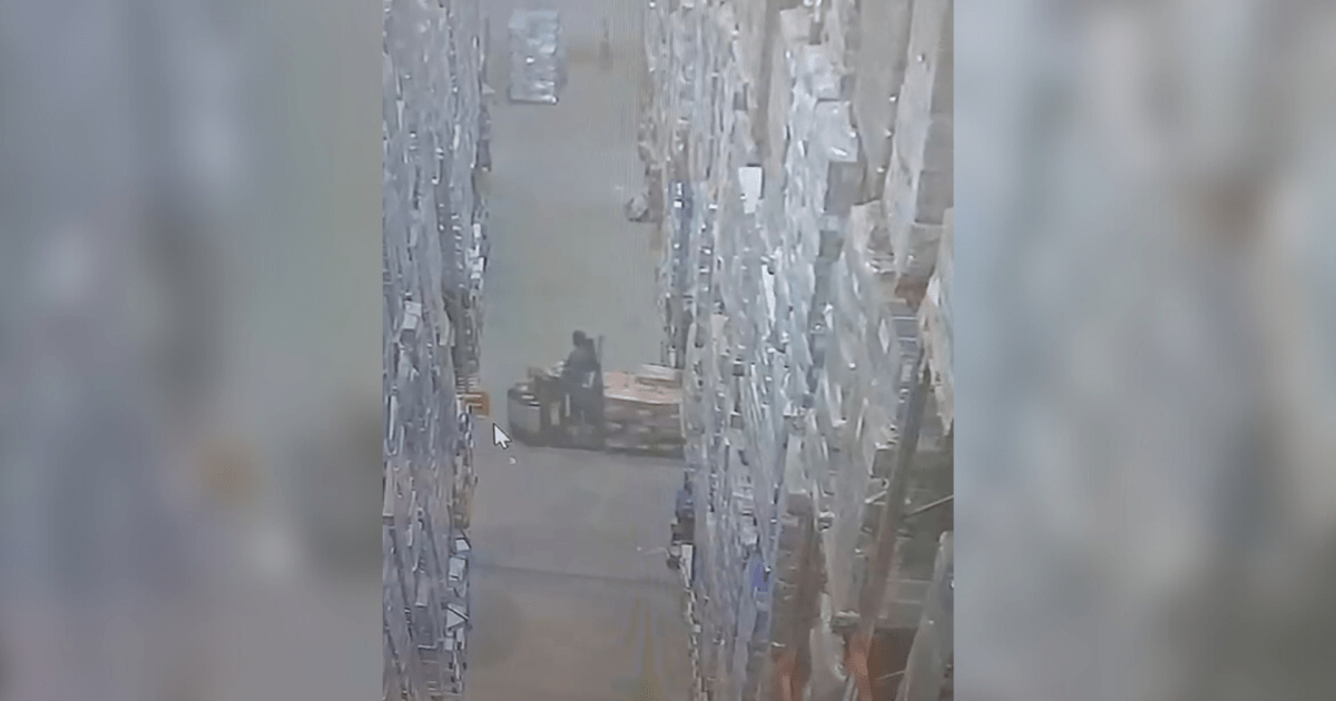video-mostra-toneladas-de-congelados-caindo-sobre-operador-de-empilhadeira