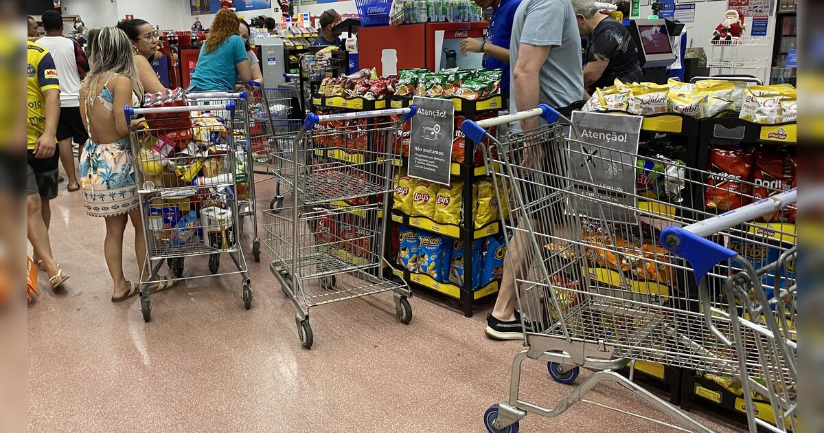 compras-as-vesperas-do-natal-lotam-supermercados-em-apucarana
