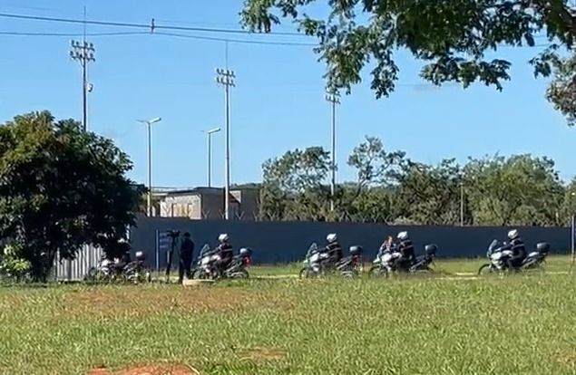 batedores-da-pm-chegam-a-pf-onde-bolsonaro-cumpre-prisao