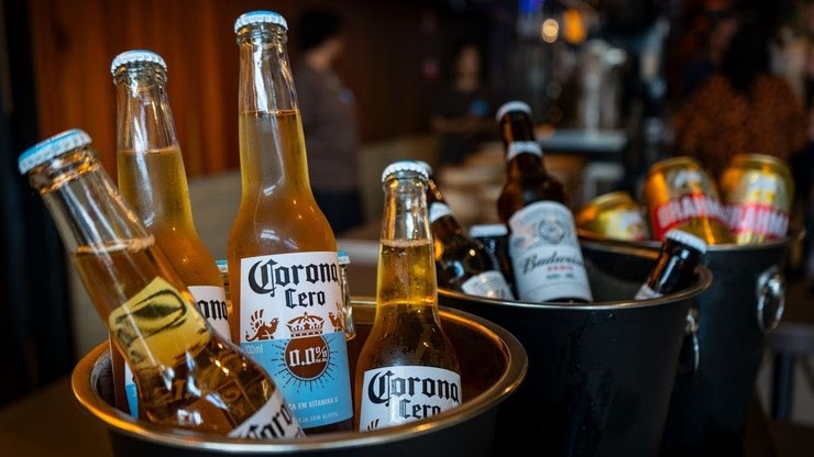 consumo-de-cerveja-recua-no-brasil-e-varejo-amplia-aposta-em-bebidas-sem-alcool