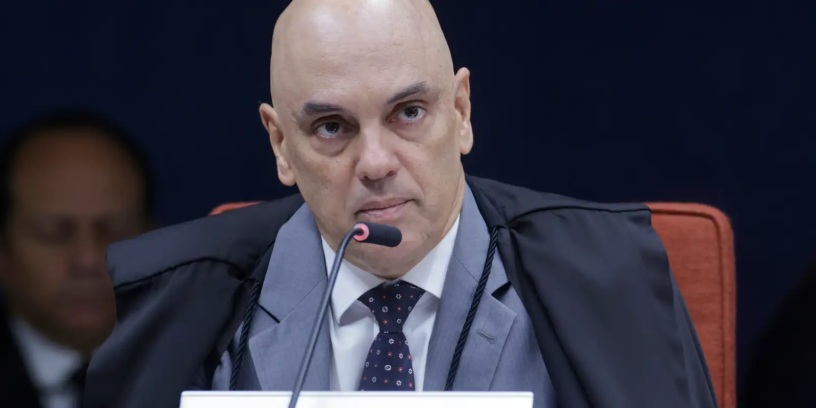 moraes-pede-parecer-da-pgr-sobre-incluir-jair-e-flavio-em-inquerito