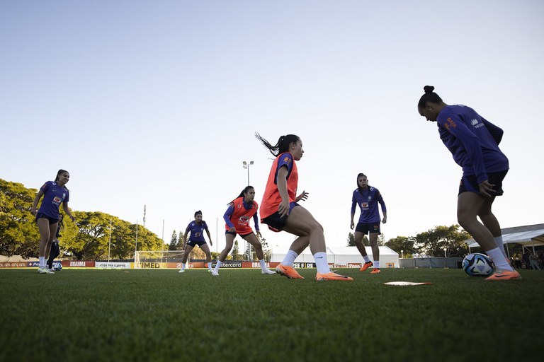ministra-ana-moser-embarca-rumo-a-copa-do-mundo-de-futebol-feminino