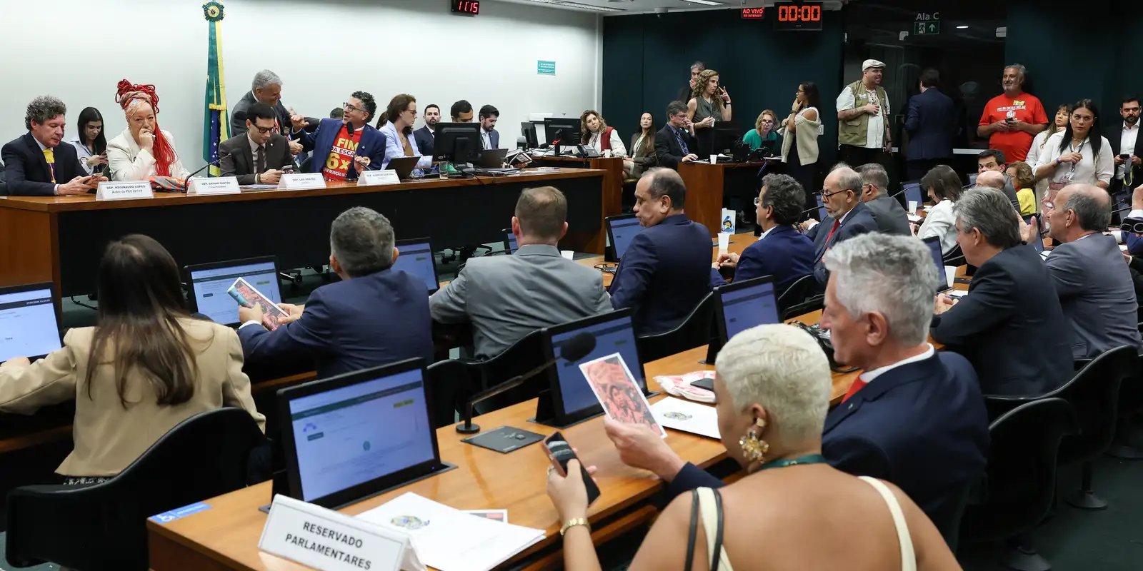 oposicao-critica-pec-do-fim-da-escala-6×1-durante-votacao-na-comissao