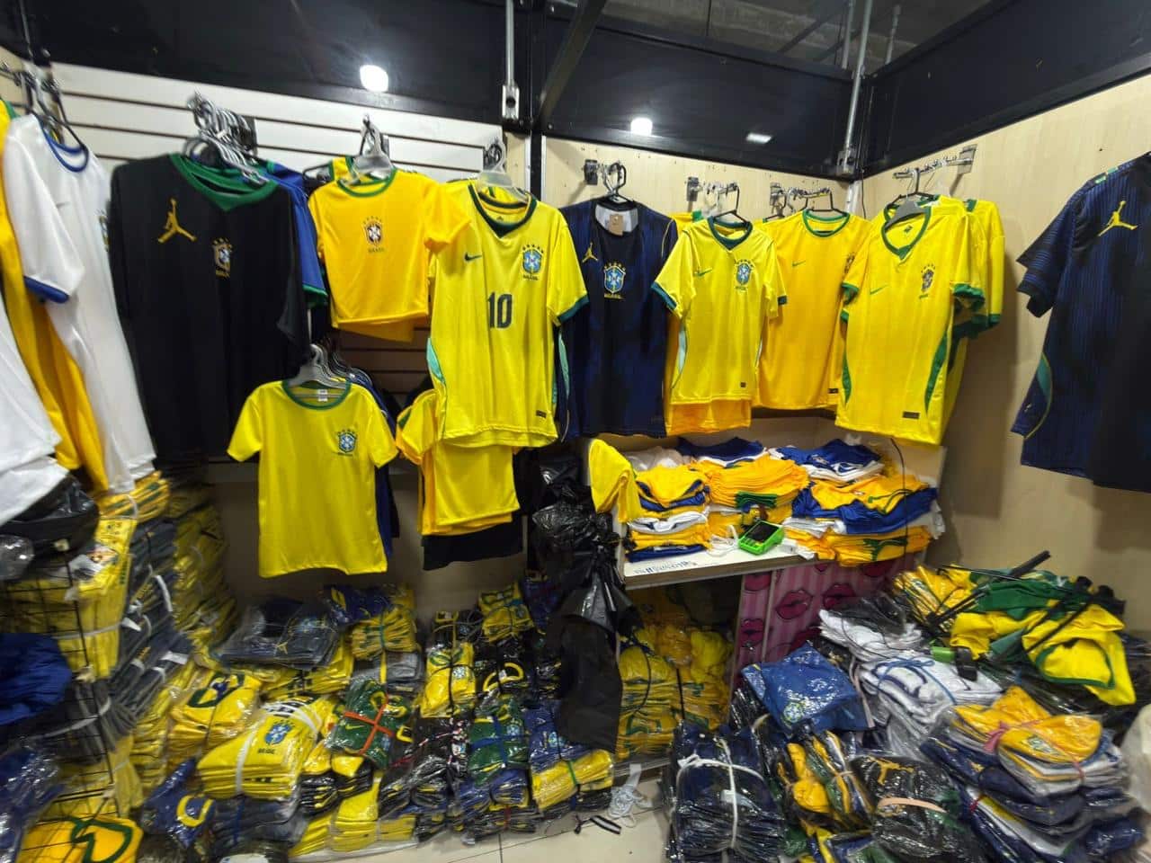 policia-de-sp-apreende-2-mil-camisas-e-85-mil-figurinhas-da-copa-falsificadas