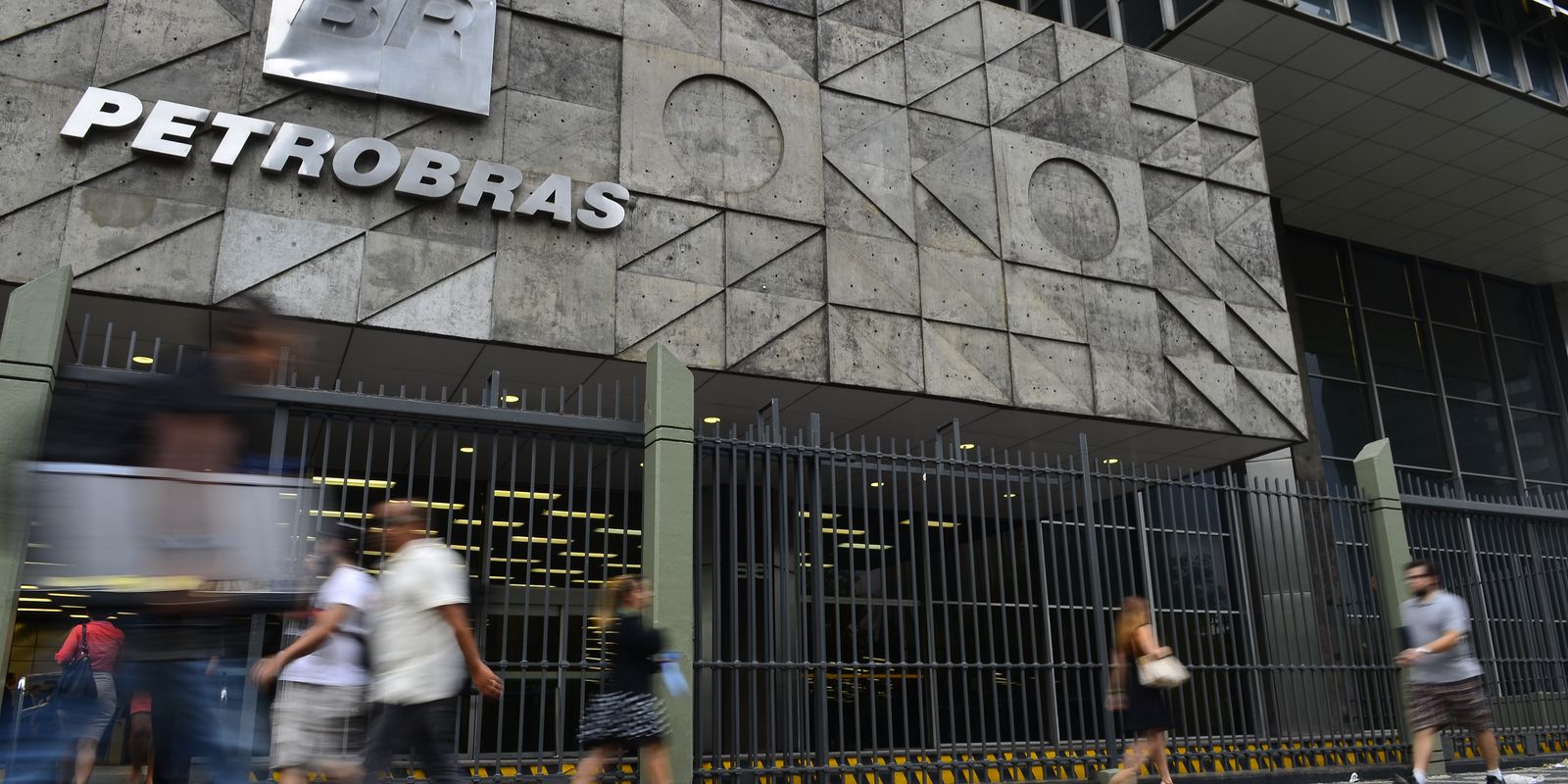 petrobras-anuncia-alta-de-r$-0,04-na-gasolina-vendida-a-distribuidoras
