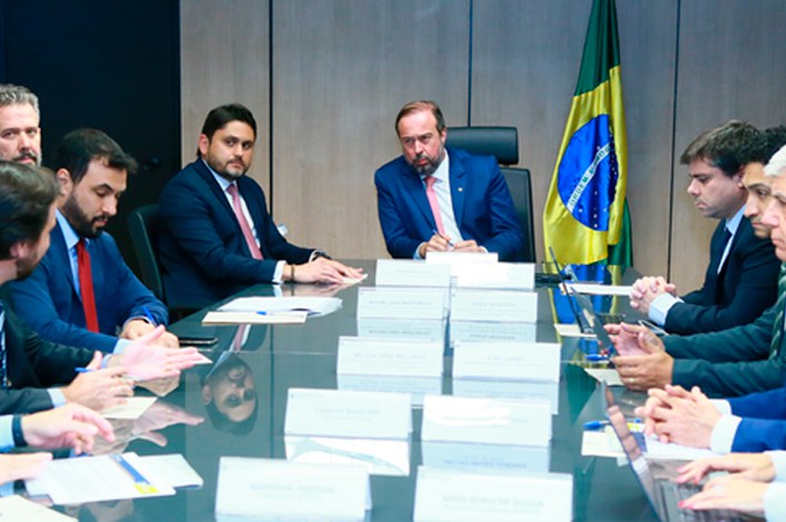mme-e-mcom-anunciam-parceria-para-levar-energia-eletrica-e-internet-para-4,6-mil-escolas