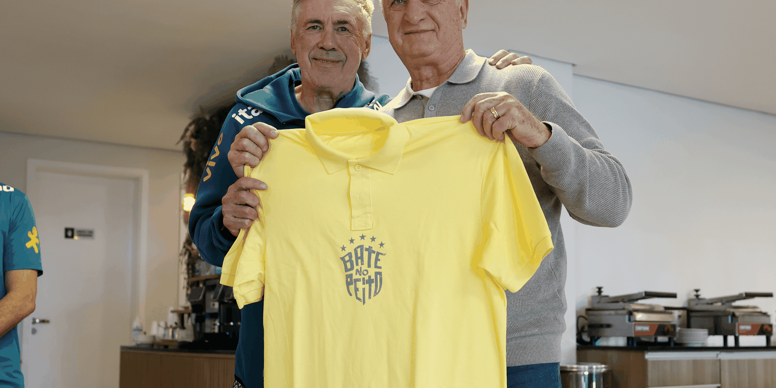 pentacampeao-com-a-selecao,-felipao-e-homenageado-na-granja-comary