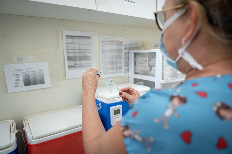 vacinacao-com-dose-de-reforco-bivalente-contra-covid-19-e-ampliada-para-toda-a-populacao-acima-de-18-anos