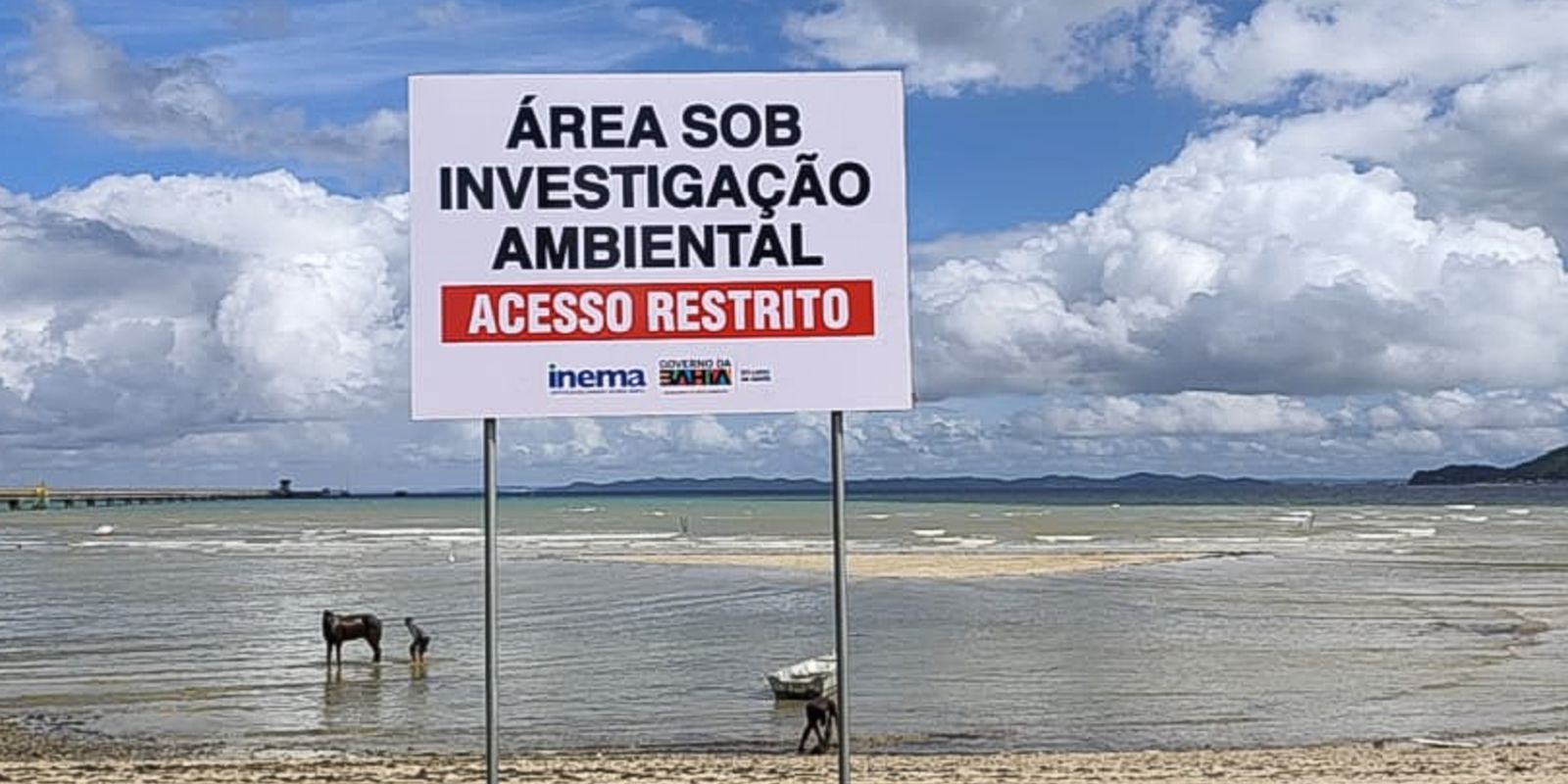 comunidade-na-orla-baiana-sofre-ha-100-dias-com-contaminacao-da-praia