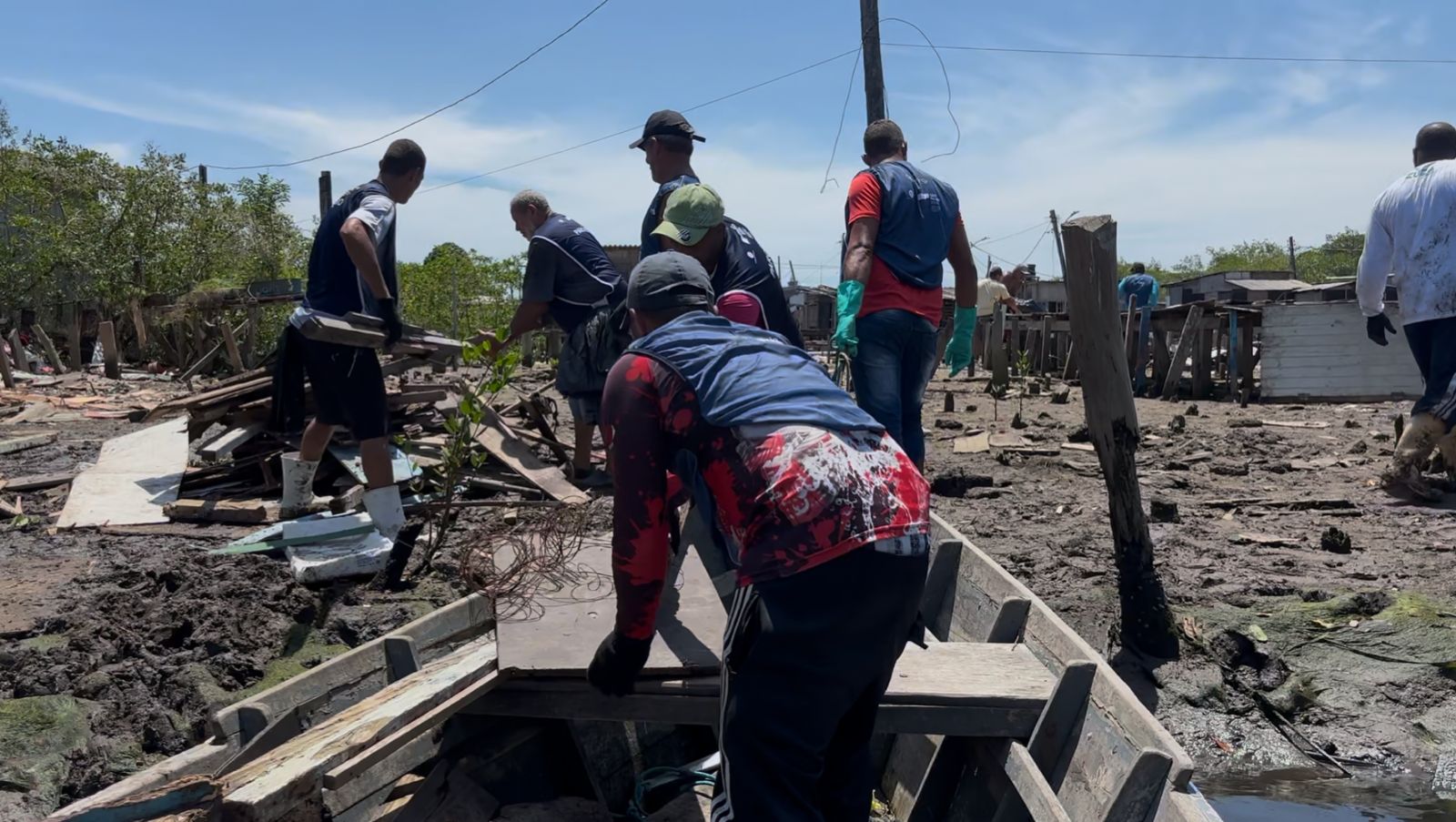 governo-de-sp-retira-mais-de-164-toneladas-de-lixo-do-mar-no-litoral-paulista