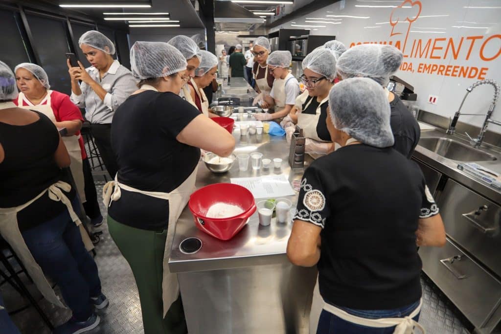 carreta-do-cozinhalimento-ja-capacitou-mais-de-2,6-mil-pessoas-em-2026