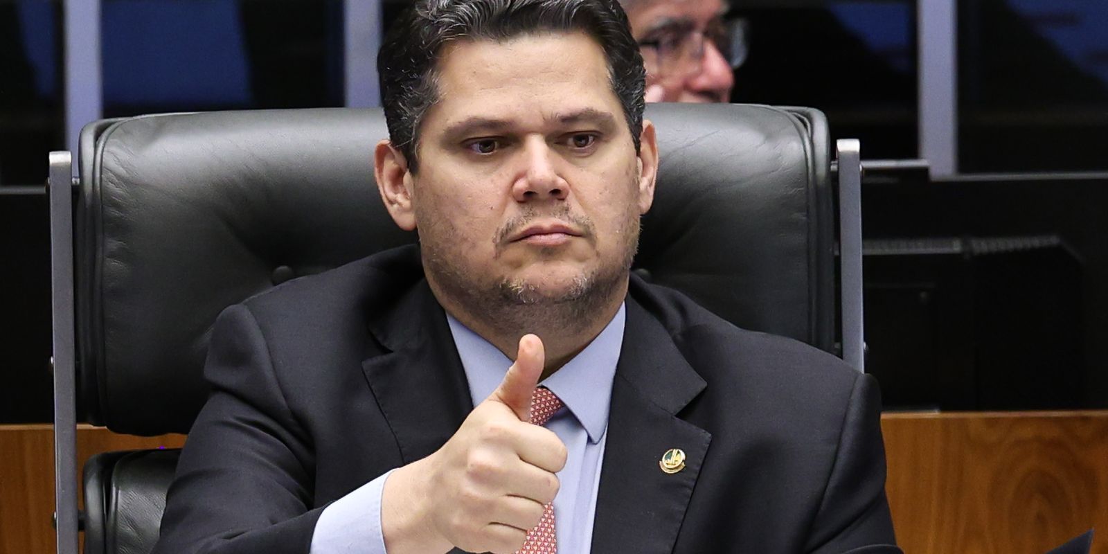 alcolumbre-sugere-“melhorar”-6×1-e-quer-passar-pec-por-comissoes