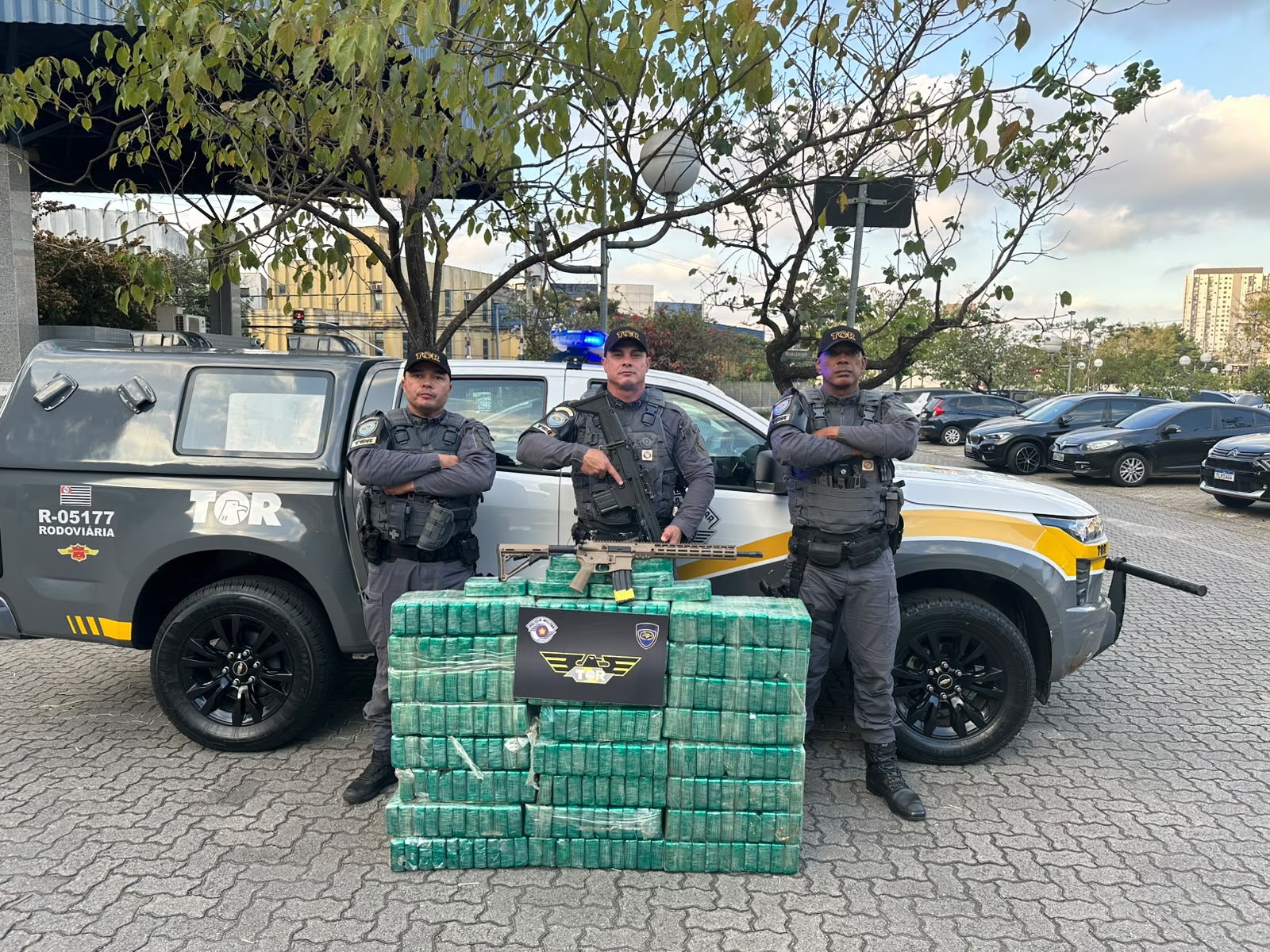 policia-de-sp-prende-motorista-com-250-kg-de-pasta-base-de-cocaina-e-fuzil-apos-fuga-em-rodovia