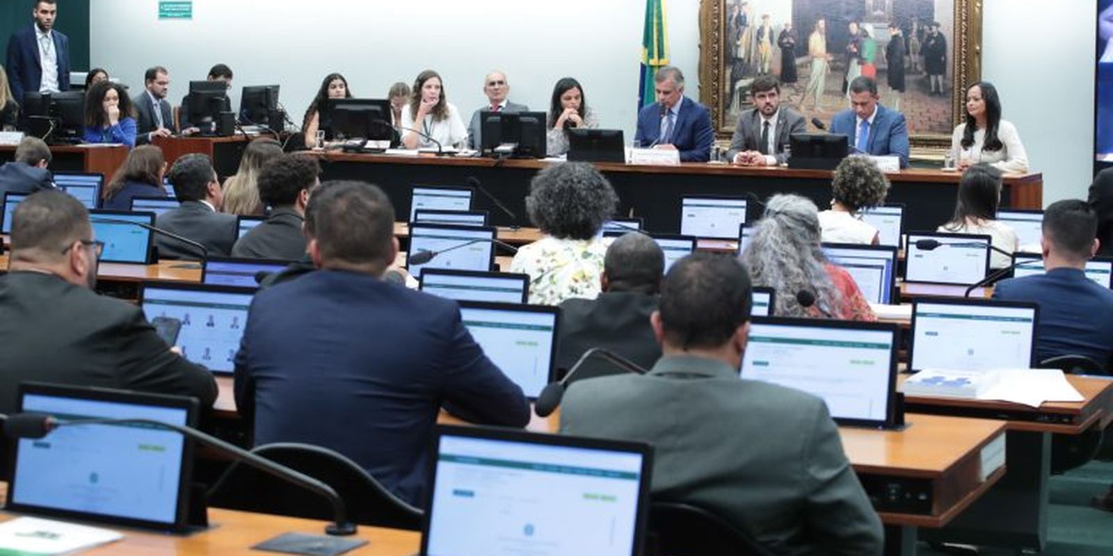 deputados-votam-reducao-da-maioridade-penal-em-comissao  