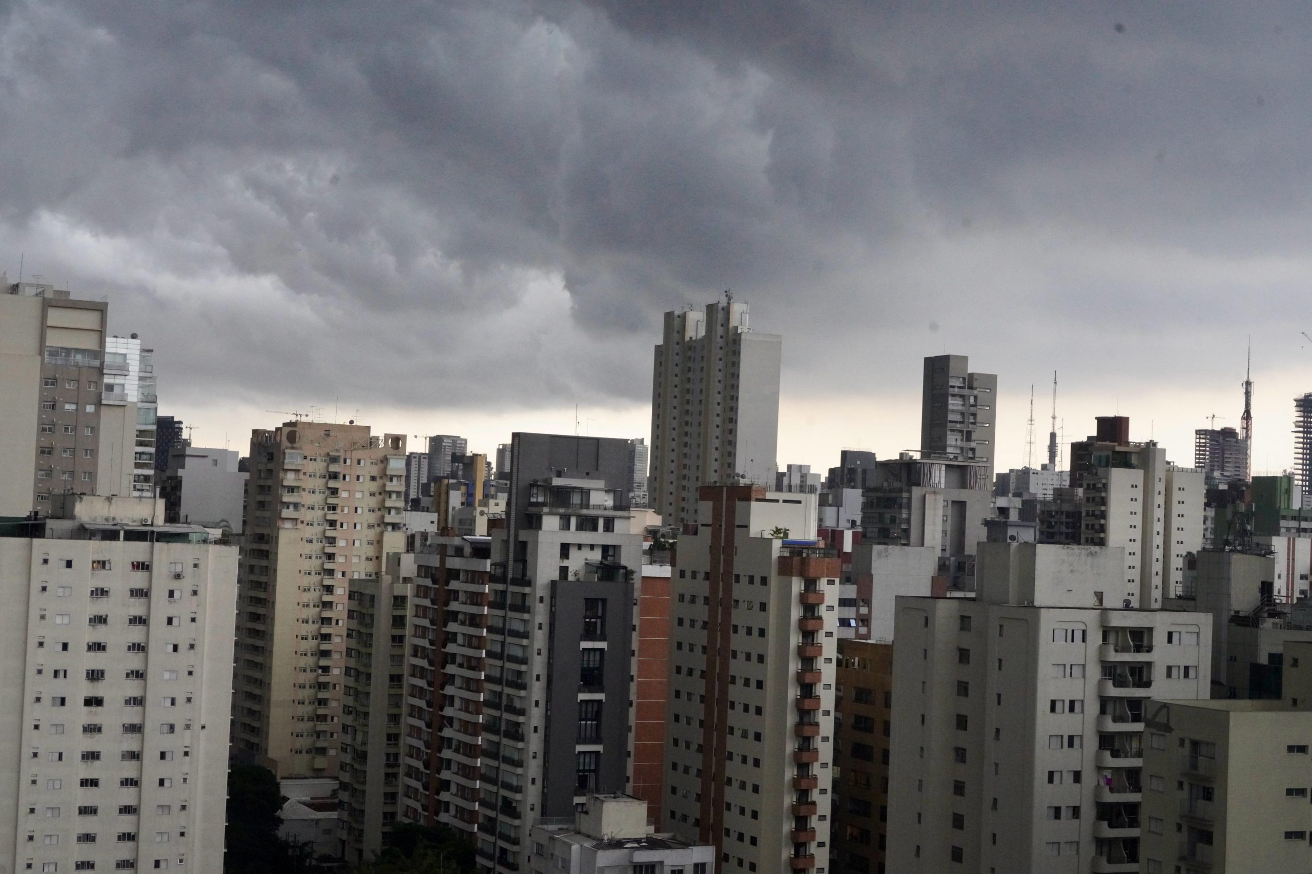 sao-paulo-tem-virada-no-tempo-com-frente-fria-e-chuva-ate-domingo-(14)