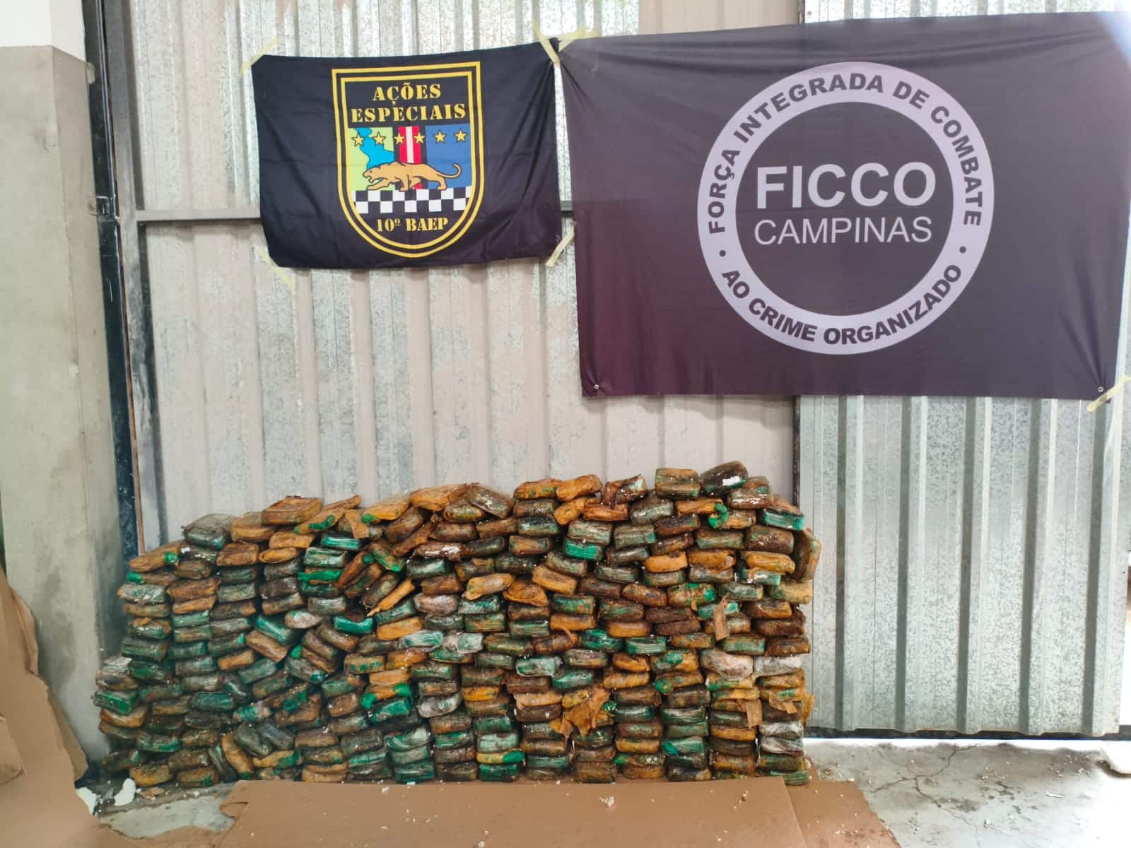 policia-encontra-245-tijolos-de-pasta-base-de-cocaina-escondidos-em-colchoes-no-interior-de-sp