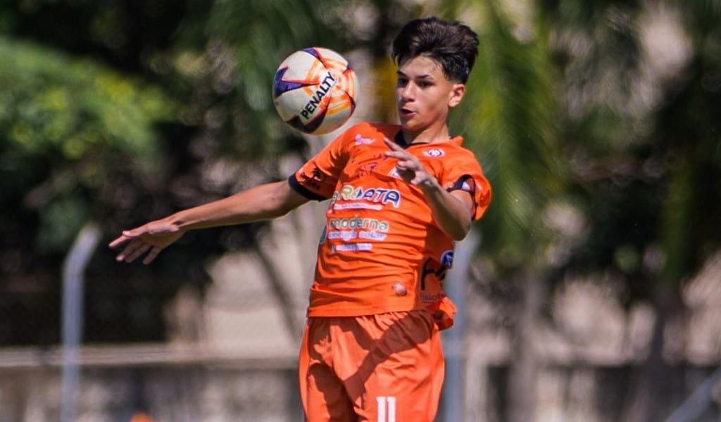 bolsista-do-talento-esportivo-sonha-alto-na-carreira:-‘me-imagino-tabelando-com-o-vini-jr’