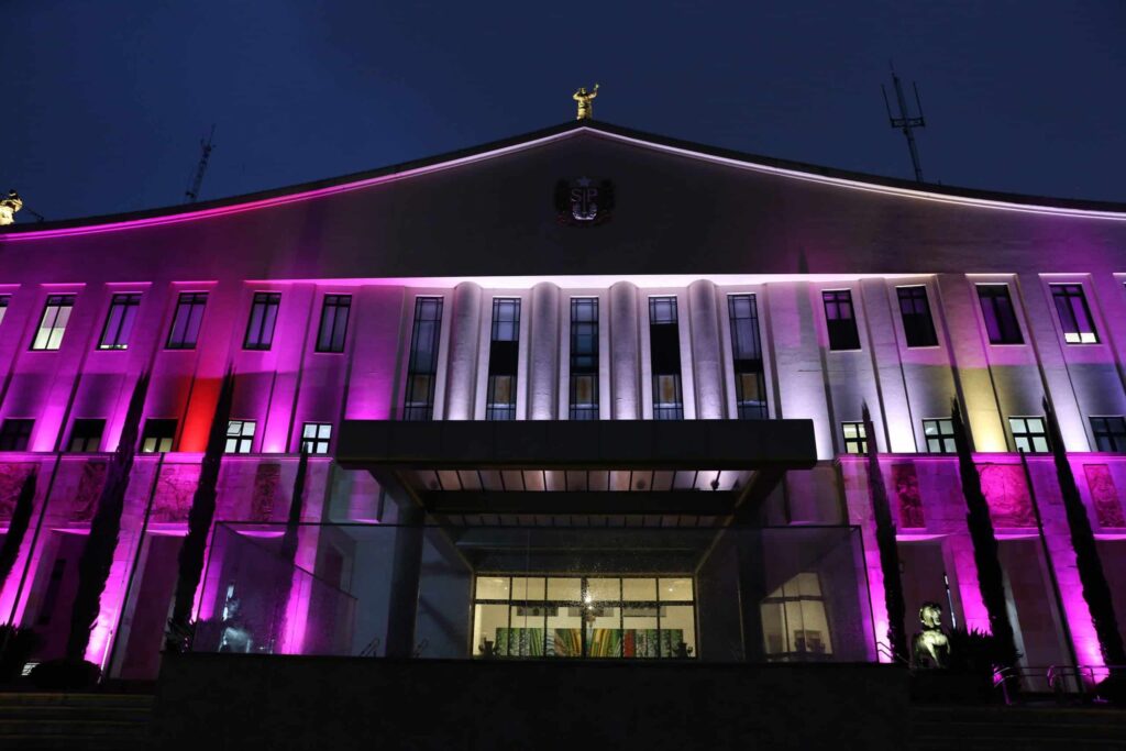 palacio-dos-bandeirantes-recebe-iluminacao-violeta-em-apoio-a-campanha-de-conscientizacao-sobre-a-violencia-contra-idosos
