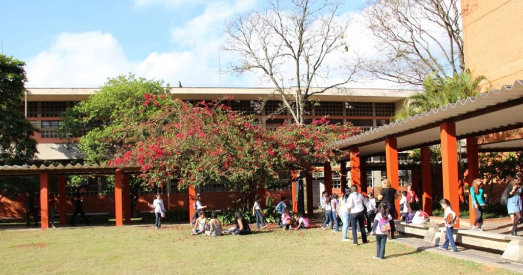 livros-esquecidos-na-estante?-feira-na-faculdade-de-educacao-da-usp-promove-troca-de-exemplares