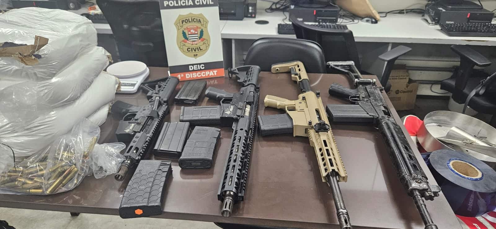 operacao-da-policia-e-mp-de-sp-contra-lavagem-de-dinheiro-encontra-fuzis-e-estrutura-do-trafico-em-imovel-de-investigados