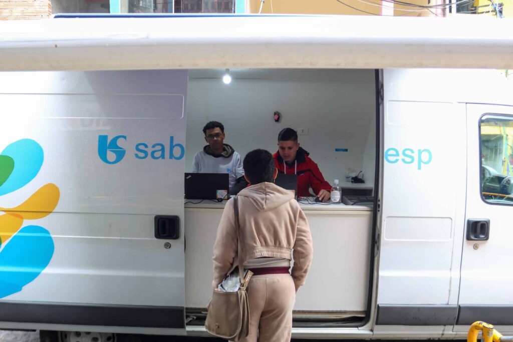 moradores-de-paraisopolis-tem-servicos-de-agua-e-esgoto-regularizados-com-atendimentos-em-van-especializada 